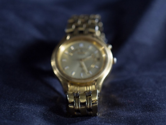 На первом же кадре видно, что ни на одном фото в фокусе не будет часов полностью